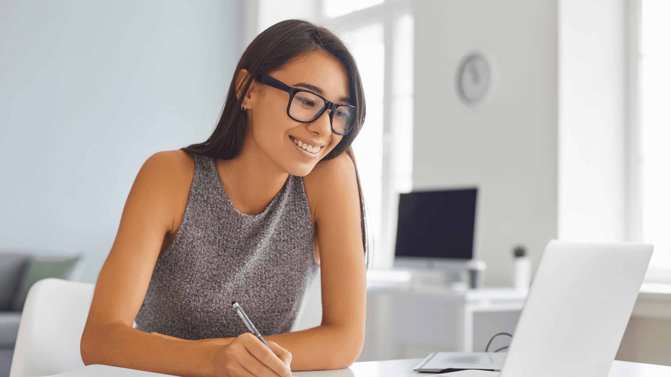 A student watching on her laptop Khan Academy MCAT videos.